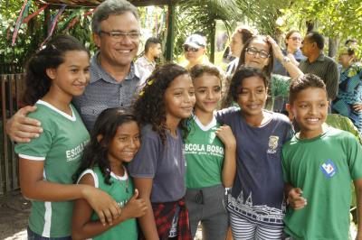 Prefeito vistoria obras na Escola Bosque; investimento é de R$ 2,5 milhões