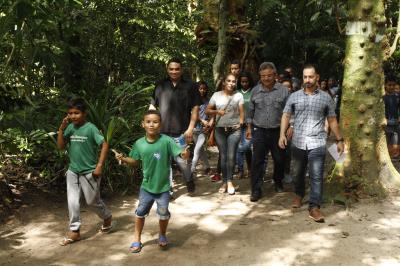 Prefeito vistoria obras na Escola Bosque; investimento é de R$ 2,5 milhões