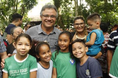 Prefeito vistoria obras na Escola Bosque; investimento é de R$ 2,5 milhões