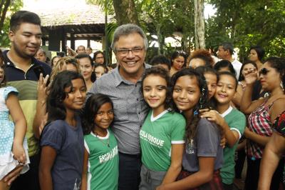Prefeito vistoria obras na Escola Bosque; investimento é de R$ 2,5 milhões