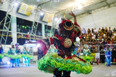 Aldeia Amazônica recebe primeiro dia do concurso de quadrilhas com arquibancadas lotada