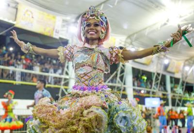 Aldeia Amazônica recebe primeiro dia do concurso de quadrilhas com arquibancadas lotada