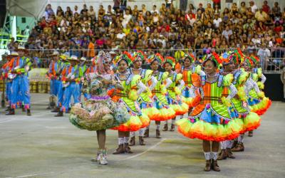 Aldeia Amazônica recebe primeiro dia do concurso de quadrilhas com arquibancadas lotada