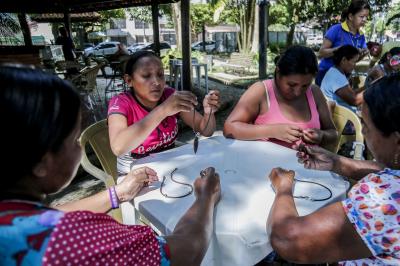 Prefeitura de Belém promove oficina de biojoias para mulheres Warao