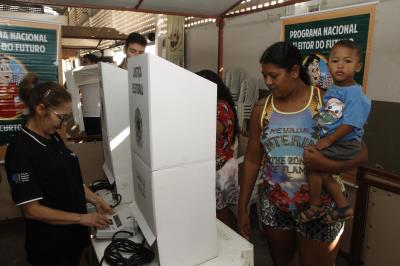 Moradores da Cremação recebem serviços do programa Prefeitura no Bairro