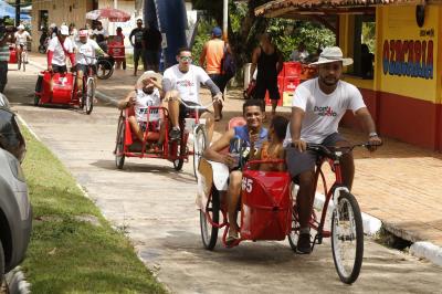 Praia Acessível garante banho de rio para pessoas com deficiência e mobilidade reduzida