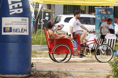 Praia Acessível garante banho de rio para pessoas com deficiência e mobilidade reduzida