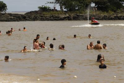 Praia Acessível garante banho de rio para pessoas com deficiência e mobilidade reduzida