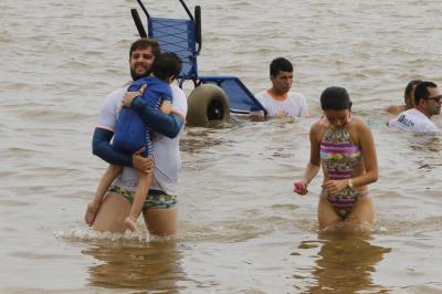 Praia Acessível garante banho de rio para pessoas com deficiência e mobilidade reduzida