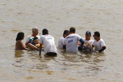Praia Acessível garante banho de rio para pessoas com deficiência e mobilidade reduzida