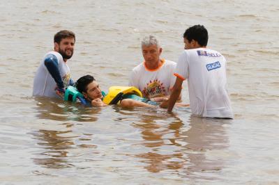 Praia Acessível garante banho de rio para pessoas com deficiência e mobilidade reduzida