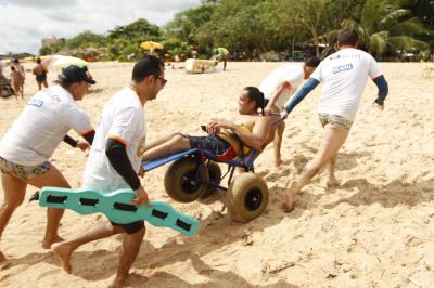 Praia Acessível garante banho de rio para pessoas com deficiência e mobilidade reduzida