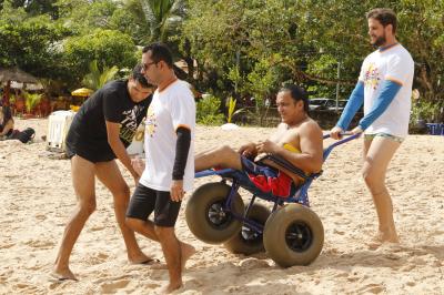 Praia Acessível garante banho de rio para pessoas com deficiência e mobilidade reduzida