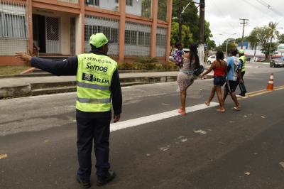 Praia Acessível garante banho de rio para pessoas com deficiência e mobilidade reduzida
