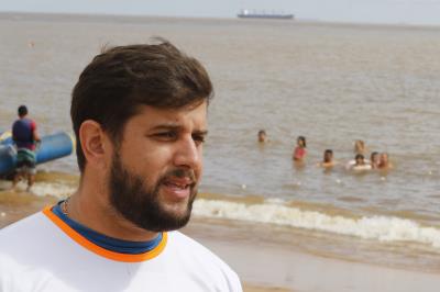 Praia Acessível garante banho de rio para pessoas com deficiência e mobilidade reduzida