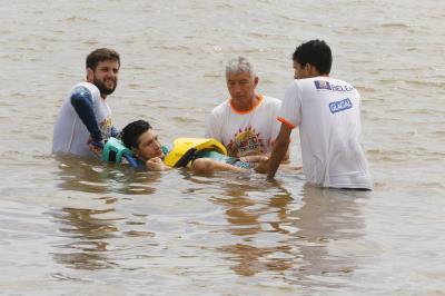 Praia Acessível garante banho de rio para pessoas com deficiência e mobilidade reduzida
