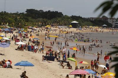 Praia Acessível garante banho de rio para pessoas com deficiência e mobilidade reduzida