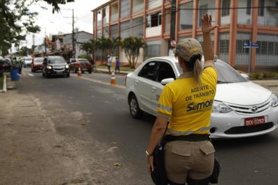 Praia Acessível garante banho de rio para pessoas com deficiência e mobilidade reduzida