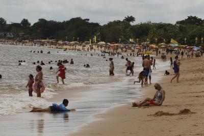 Praia Acessível garante banho de rio para pessoas com deficiência e mobilidade reduzida