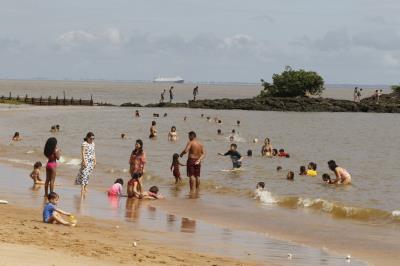 Praia Acessível garante banho de rio para pessoas com deficiência e mobilidade reduzida