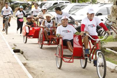 Praia Acessível garante banho de rio para pessoas com deficiência e mobilidade reduzida