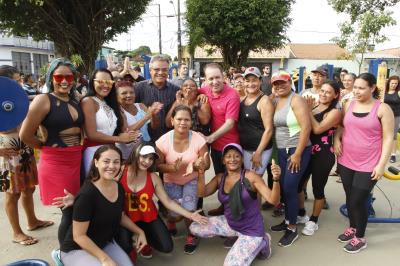Reinauguração de praça e aquisição de veículo marcam abertura do Prefeitura no Bairro