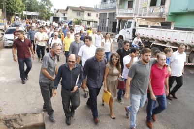 Reinauguração de praça e aquisição de veículo marcam abertura do Prefeitura no Bairro