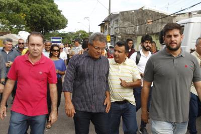 Reinauguração de praça e aquisição de veículo marcam abertura do Prefeitura no Bairro