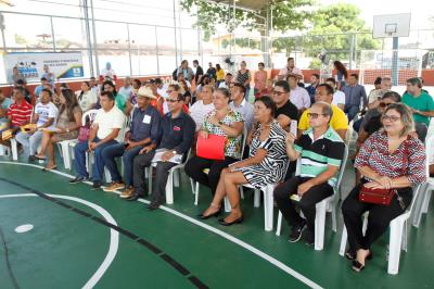 Reinauguração de praça e aquisição de veículo marcam abertura do Prefeitura no Bairro