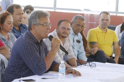 Reinauguração de praça e aquisição de veículo marcam abertura do Prefeitura no Bairro