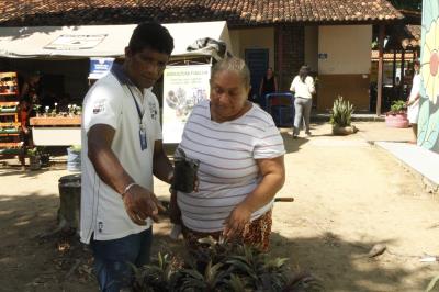 Reinauguração de praça e aquisição de veículo marcam abertura do Prefeitura no Bairro