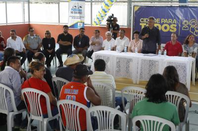 Reinauguração de praça e aquisição de veículo marcam abertura do Prefeitura no Bairro