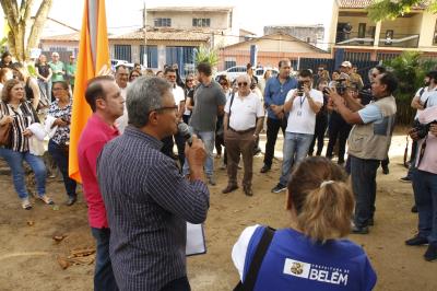 Reinauguração de praça e aquisição de veículo marcam abertura do Prefeitura no Bairro