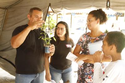 Reinauguração de praça e aquisição de veículo marcam abertura do Prefeitura no Bairro