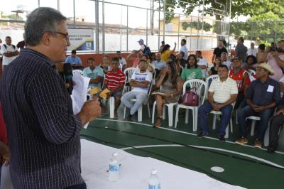 Reinauguração de praça e aquisição de veículo marcam abertura do Prefeitura no Bairro