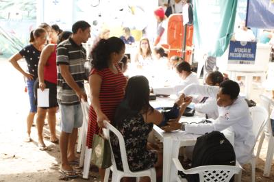 Reinauguração de praça e aquisição de veículo marcam abertura do Prefeitura no Bairro