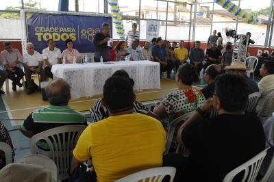 Reinauguração de praça e aquisição de veículo marcam abertura do Prefeitura no Bairro