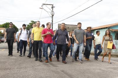 Reinauguração de praça e aquisição de veículo marcam abertura do Prefeitura no Bairro