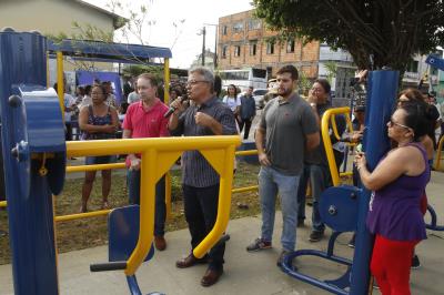 Reinauguração de praça e aquisição de veículo marcam abertura do Prefeitura no Bairro