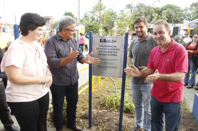 Reinauguração de praça e aquisição de veículo marcam abertura do Prefeitura no Bairro