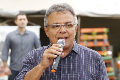 Reinauguração de praça e aquisição de veículo marcam abertura do Prefeitura no Bairro