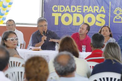 Reinauguração de praça e aquisição de veículo marcam abertura do Prefeitura no Bairro