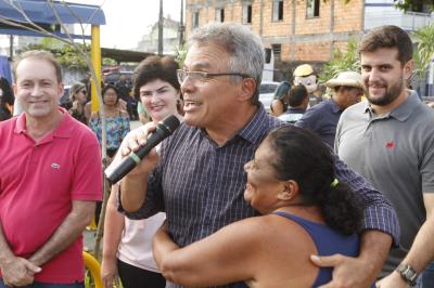Reinauguração de praça e aquisição de veículo marcam abertura do Prefeitura no Bairro