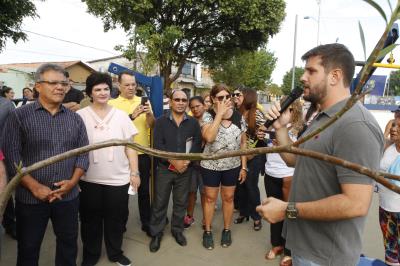 Reinauguração de praça e aquisição de veículo marcam abertura do Prefeitura no Bairro