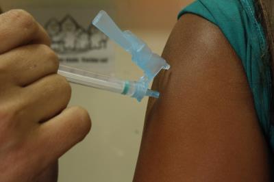 Reinauguração de praça e aquisição de veículo marcam abertura do Prefeitura no Bairro