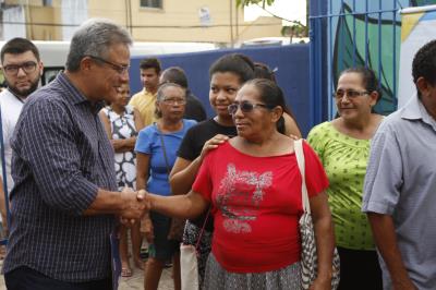 Reinauguração de praça e aquisição de veículo marcam abertura do Prefeitura no Bairro
