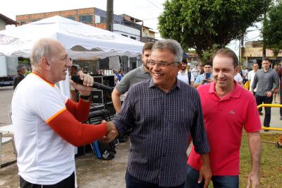 Reinauguração de praça e aquisição de veículo marcam abertura do Prefeitura no Bairro