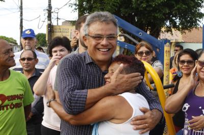 Reinauguração de praça e aquisição de veículo marcam abertura do Prefeitura no Bairro