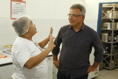 Reinauguração de praça e aquisição de veículo marcam abertura do Prefeitura no Bairro