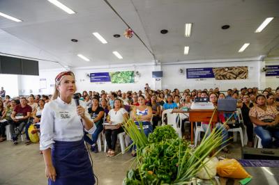 Mais de 600 merendeiras participam de curso de gastronomia